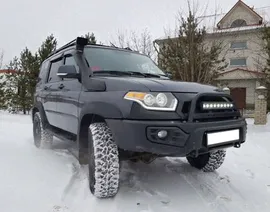 Бампер передний АВС-Дизайн для УАЗ Patriot 2005-2014 с лифтом 0-65 мм. ЛЁГКИЙ-У, с оптикой, черный. Артикул ABC.UAZ.FB.31B